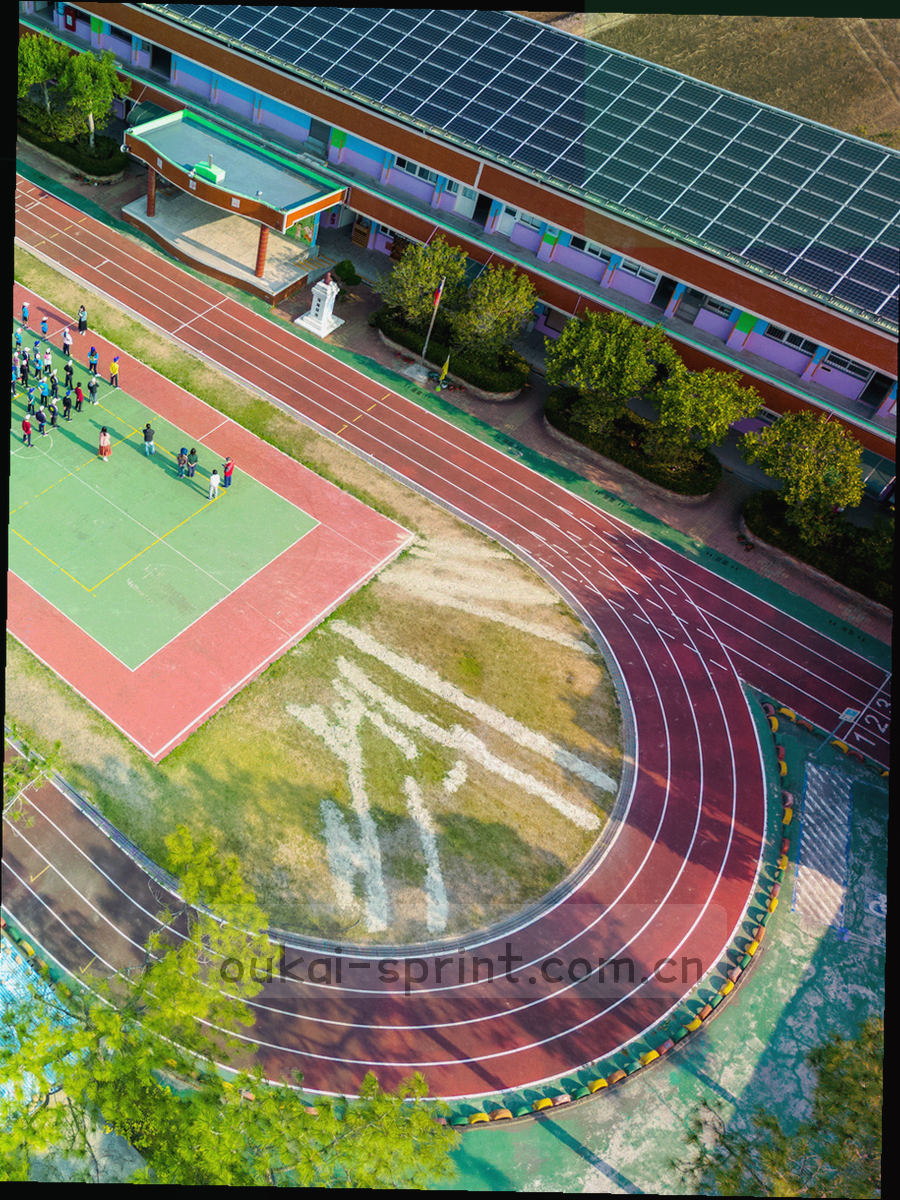 手持手机浏览球队订阅列表的界面氛围示意，屏幕内容为抽象色块